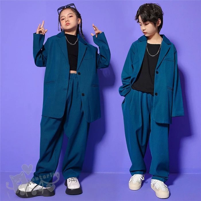 商品情報素材ポリエステル内容単品：黒ベストのみ（女の子）/男の子ベストジャケットのみパンツのみセット：2点セット（ジャケット+パンツ）女の子3点セット（黒ベスト+ジャケット+パンツ）男の子3点セット（ベスト+ジャケット+パンツ）カラー画像通りサイズ【110cm】 適応身長100-110cm【120cm】 適応身長110-120cm【130cm】 適応身長120-130cm【140cm】 適応身長130-140cm【150cm】 適応身長140-150cm【160cm】 適応身長150-160cm【170cm】 適応身長160-170cm【180cm】 適応身長170-180cm2-4cmの誤差はご容赦下さいませ。（個人差もございます）注意事項※ベルトなど金属付属品は一切つきませんので、ご了承くだいさいませ。※ 平置き素人採寸ですので多少の誤差はご容赦下さい。※ モニタ環境によって、商品の色合いが多少違う場合があります。※ 少々匂いがありますが、置いたままで2-3日くらいになくなりますので、ご安心ください。※ 発送時も簡易梱包の為、お受け取り時にたたみ皺が有ると思いますが、ご了承ください。ダンス衣装 ヒップホップ スーツ一部即納 無地ジャケットパンツ キッズダンス衣装 ガールズ 男の子 ヒップホップ 派手 K-POP 韓国 ステージ衣装 応援団 練習着 体操服 発表会 hiphop 演出服 おしゃれ 110-180cm 送料無料 キッズダンス衣装 女の子 男の子 単品orセット 発表会 hiphop 演出服 おしゃれ 110-180cm 送料無料 2
