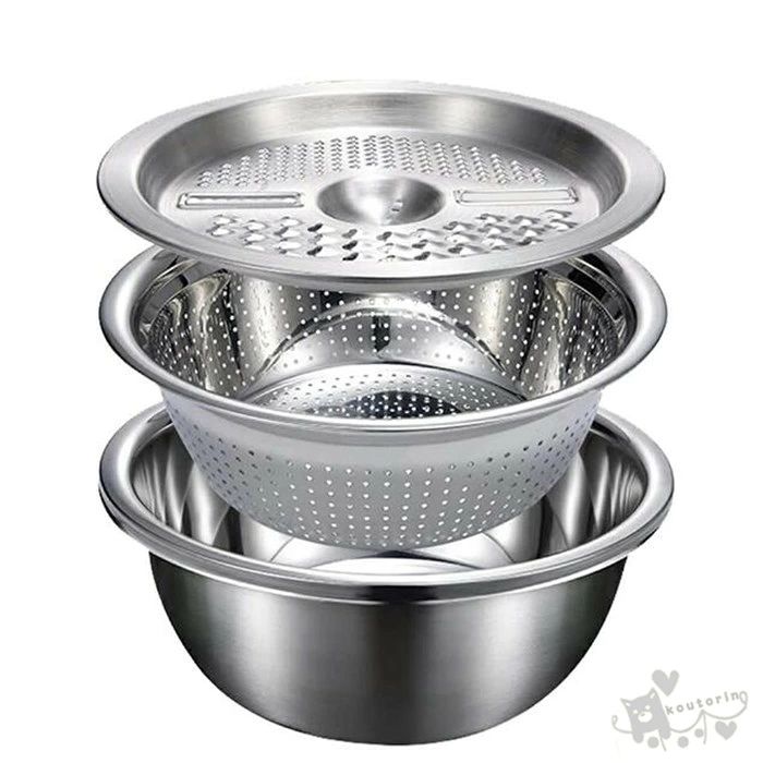 商品情報素材ステンレス鋼セット内容2点セット（ステンレス鍋+グラインダー）3点セット（ステンレス鍋+グラインダー+水切りの器）サイズフリーサイズ商品説明【高品質素材】：より分厚い抗菌ステンレスを採用して加工されて、耐久性があります。ステンレスの鏡面仕上げで、キラキラしている光沢感あって高級感アップ、良い見栄えがします。【本体内容】：このセットは、ステンレス鋼の刃、5-in-1グラインダー、およびステンレス鋼のフレークで構成されています。（ステンレス鍋+グラインダー+水切りの器）同時に、多機能千切りでもあります。【多機能】：サラダの水切りや切ったお野菜を入れておくだけでも水切りが出来る万能型！溜める事も出来、傾けるだけなので楽チンです！パスタ?そうめん?うどん?そばにも対応。誘導クッカーおよびガスストーブへの適用。【後片づけ簡単＆収納便利】：野菜を捌いている時、容器に入って散らばらないので、キッチンはいつでもきれいです！このスライサーセットには、水切りも付属しており、料理するには大変助かります。片付けも簡単、収納も便利、料理時間を大幅に節約できます。全パーツも丸洗いできて食物安全を守ります。【利点】：今まで面倒だったお米研ぎも,これがあれば時短?家事楽?軽量と3拍子揃った調理家事になります。パスタや和え物,これからは素麺等の水切り,サラダなどにもお使い頂けます。更に、万能の千切りもありますので、包丁使いが苦手な方でも手軽にできます。太さや薄さは均等に、ジャガイモのスライス、人参やキャベツの千切り、玉ねぎのみじん切り、ピタスの角切など，包丁で切ることより素早くてきれいにカットできます。注意事項1、モニターの発色具合によって、色が実際のものと相違する場合がございます。2、平置きで採寸ですので、若干の誤差が生じる場合がございます。ご了承くださいませ。テンレス鋼 野菜カッター 水切り 米とぎ ザル 千切り スライサー 野菜カッター 直接加熱可能 野菜 果物洗い ボウル おろし金セット キッチンスライサー 野菜調理器セット 初心者 細切り みじん切り送料無料 テンレス鋼 野菜カッター 水切り 米とぎ ザル 千切り スライサー 野菜カッター 細切り みじん切り送料無料 2