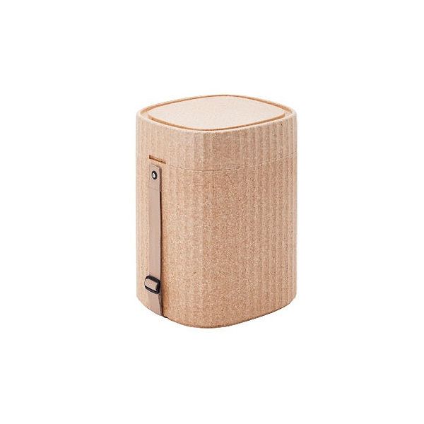 【商品説明】いつかのための、いつも。お部屋にフィットする防災備蓄スツール。いざという時の浮力体として活躍。高い断熱性もあり、クーラーボックスとしても使用できます。【用途】スツール、防災備蓄、クーラーボックス【注意事項】平らで水平な場所でご使用ください。凹凸があり、不安定な場所では転倒の恐れがある為使用しないでください。必ず内容量と耐荷重の範囲内でご使用ください、破損する恐れがあります。水などの液体を直接入れないでください。長時間入れた場合、染み出してくる恐れがあります。食品を直に入れないでください。食品を入れる際は必ず袋等で包装し、ご使用ください。火気の近くでのご使用はおやめください。汚れた際は水洗いまたは中性洗剤をご使用ください。有機溶剤や石油類を容器内に入れないでください、変形・変質の恐れがあります。【製品サイズ】幅340×奥行310×高さ430mm【色・仕上げ】ブラウン【材質】本体・蓋：発泡ポリプロピレン、ベルト：PET、ワッシャー：ステンレス、スペーサー：POM(ジュラゴン)【参考耐荷重】120kg【代引きについて】こちらの商品は、代引きでの出荷は受け付けておりません。【送料について】北海道、沖縄、離島は別途送料を頂きます。
