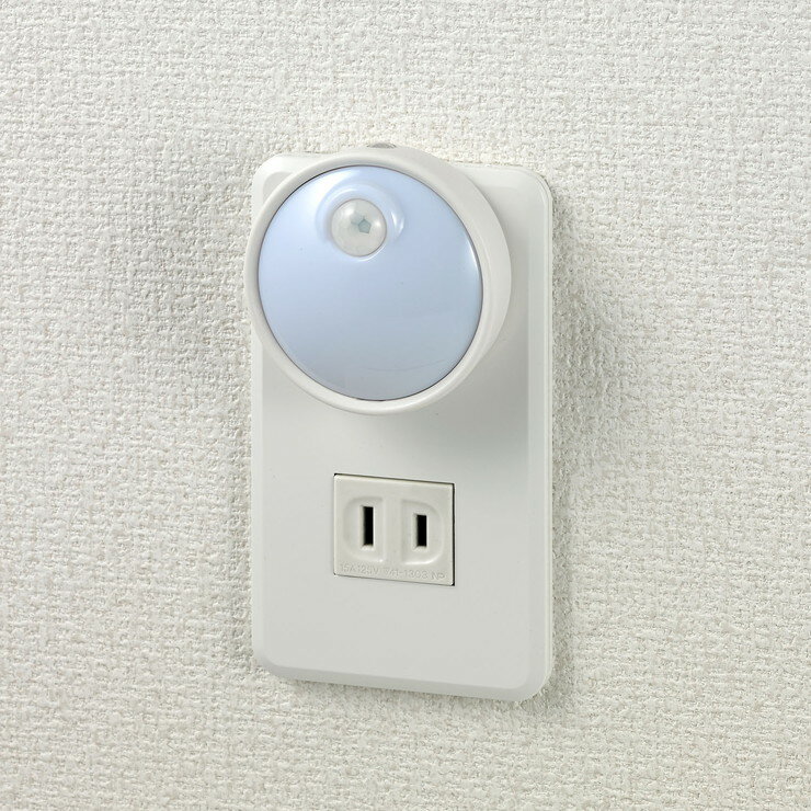 朝日電器 ELPA エルパ LEDセンサー付ライト コンセント 直差しタイプ PM-LA301(W)