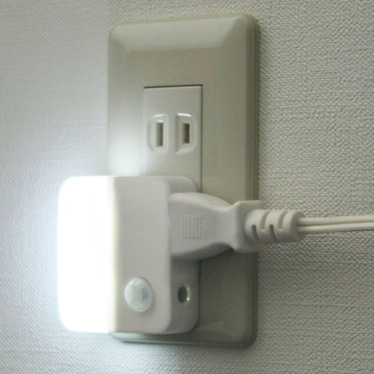 朝日電器 ELPA エルパ LEDセンサー付ライト コンセント 直差しタイプ PM-LC301(W)【送料無料】