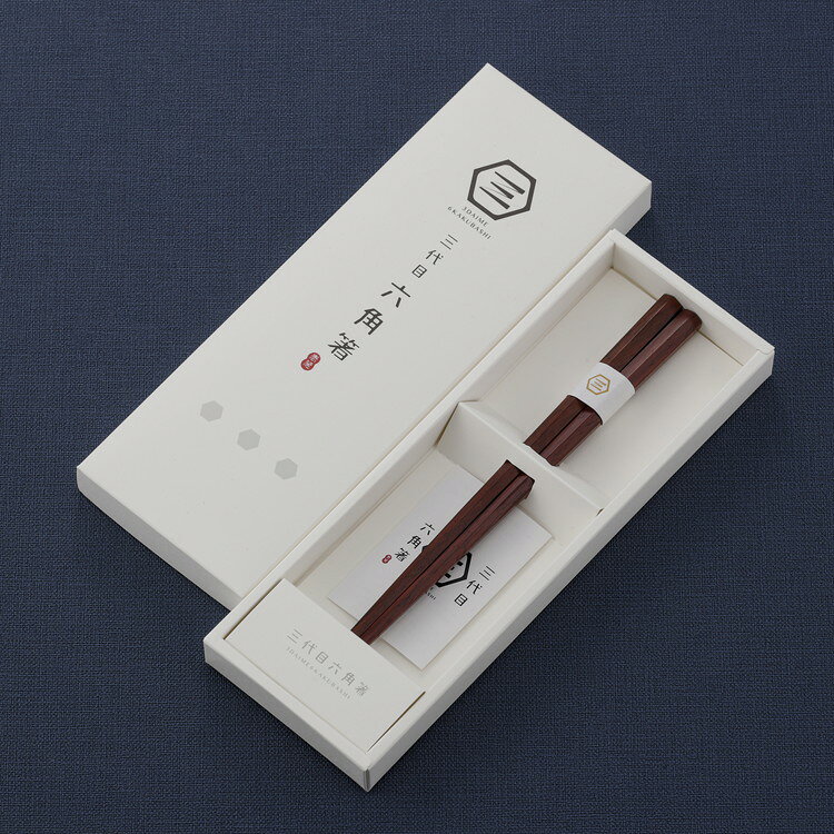 ■商品説明日本古来から慣れ親しんできた紫壇材を使用して再生材としてエコの貢献に取り組んでいます。どの工程でも熟練した職人が一本一本手にとり、丁寧に作っている製品です。六角形は使いやすく持ちやすいだけではなく日本古来から使われてきました。紫壇材に総磨きを施して、美しく滑らかに仕上げています。■商品仕様材質/本体：黒檀、仕様：磨き、サイズ（重量）/全長約235mm（20g）、日本製【代引きについて】こちらの商品は、代引きでの出荷は受け付けておりません。【送料について】北海道、沖縄、離島は送料を頂きます。LINK三代目黒檀六角箸（大）三代目紫檀六角箸（大）三代目紫檀六角箸 大・中2本組