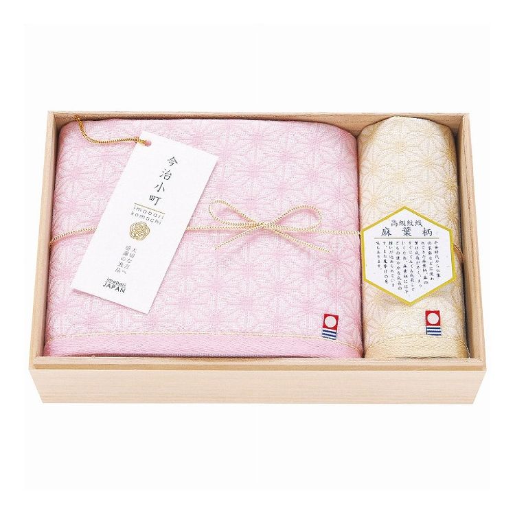【商品詳細】平安時代の女流歌人、小野小町が美しかったことから美しい女性の呼び名として使われる小町。今治で評判の美しい娘をイメージし、伝統の織技術を駆使して一つ一つ織り上げていく。そんなシリーズが今治小町です。　日本古来伝統の麻葉模様を今治でも数少ない先染め2紋体のガーゼ織機でやわらかに織り上げた、まごころ謹呈のギフトです。ガーゼ織機でやわらかに織り上げた、まごころ謹呈のギフトです。麻葉は平安時代から仏像装飾にも使われ、麻の葉の成長の早さから、子供の健やかな成長の願いが込めらています。 生産地:日本 現品サイズ・内容:60×120cmバスタオル1枚・34×35cmウォッシュタオル1枚・綿100％・［日本製］ 【送料について】北海道、沖縄、離島は送料を頂きます。麻葉つなぎウォッシュタオル2枚セットフェイス・ウォッシュタオルセットバス・ウォッシュタオルセットバス・フェイスタオルセットタオルセット