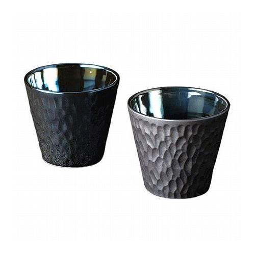 【商品説明】鎌倉彫りを思わせるような陰影のある削ぎ模様が美しいロックカップ。内側をラスター加工で光沢を施した魅力的な仕上がりとなりました。焼酎ロック等、氷と飲料を注げば、また違った表情を覗かせます。家庭用食洗機使用可。【商品詳細】メーカー品番:REI-5005AWサイズ:径9×8.3cm材質:磁器本体重量:約500g生産国:JPN【特長】洋陶器、麗-rei-、贈答、引き出物、お歳暮、お中元、ギフト、送りもの【代引きについて】こちらの商品は、代引きでの出荷は受け付けておりません。【送料について】北海道、沖縄、離島は送料を頂きます。