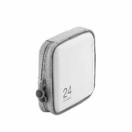 【特長】24枚のCD/DVDをスタイリッシュに収納できるCD/DVDファスナーケースです。縦置きでも横置きでも自立し、本棚や机周りに収納しやすいスクエアデザインです。ケースが180度開きCD/DVDが取り出しやすい、フルオープンタイプのダブルファスナーを採用しています。丈夫なセミハードケースが、CD/DVDをしっかり保護します。ケース内側のやわらかな不織布がディスクをキズから守ります。CD/DVDの不意の飛び出しを防ぐストッパーが付いています。歌詞カードなどのCDサイズのカードも収納可能です。※CDと歌詞カードを同じポケットに収納しないでください。ホコリが入りにくい防塵構造を採用しています。表面に傷が付きにくい凹型ケースです。【仕様】●サイズ:幅165mm×奥行60mm×高さ165mm ※ファスナー突起部含まず●重量:140g●材質:本体:PP・コットン、ディスク収納部:PP不織布・PPフィルム●カラー:ホワイト●収納枚数:CDまたはDVD24枚●入り数:1●その他:自立形状【送料について】北海道、沖縄、離島は送料を頂きます。