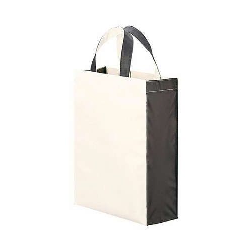 【商品詳細】A4サイズの資料もすっぽり入る。サイドのカラーがアクセントに。持ち手約27cm。【仕様】メーカー型番 : TR-1205-009カラー・柄 : ブラック内容物 : 本体(約320×250×100mm)×1材質 : ポリエステル(再生PET)生産国 : カンボジア箱入重量 : 約141g梱包形態 : 梱包なし【送料について】北海道、沖縄、離島は送料を頂きます。