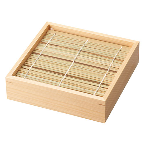 【商品説明】ひのき枠の蕎麦の器です。更科にぴったりな檜製は端正で上品、清々しいイメージです。☆昔ながらの製法・スタイルで蕎麦の盛り付けを引き立てます。※木目や色味は個々で若干表情が異なります。☆業務用の本格的な商品です。☆蕎麦関係の飲食店様はもちろん、ご自宅使いにも。【仕様】サイズ:約18.8×18.8×H5.5cm重量:245g生産国:中国(竹スダレ)・日本(本体)保証期間:初期不良対応【代引きについて】こちらの商品は、代引きでの出荷は受け付けておりません。【送料について】北海道、沖縄、離島は送料を頂きます。