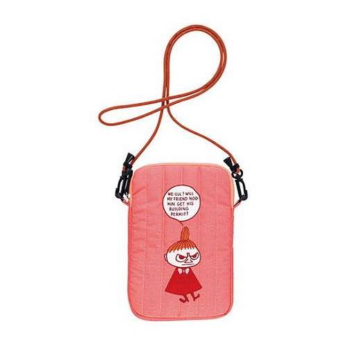 ふわふわのキルティングがかわいいサコッシュです。小さくてコンパクトだからちょっとしたおでかけや、少ない荷物で外出したいときに便利ムスッとした表情のムーミンとリトルミイがポイントです。メーカー品番:1425030700/400サイズ:約14×2×21cm(紐部含めず)材質:表生地・中生地・詰めもの・アップリケ部分…ポリエステル100%、刺繍糸…(上糸)レーヨン100%、(下糸)ポリエステル100%生産国:中国【代引きについて】こちらの商品は、代引きでの出荷は受け付けておりません。【送料について】北海道、沖縄、離島は送料を頂きます。