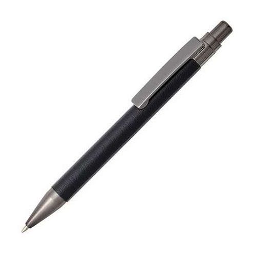 ボディに合皮を使用した手にしっとりとなじむ上質な質感のボールペンです。芯:0.7mm。インク:黒。メーカー品番:P3845内容物:本体(約φ10×140mm)×1素材:PU・鉄・ABS・アルミニウム合金生産国:中国パッケージ形態:化粧箱箱サイズ:約30×160×19mm箱入重量:約34g【代引きについて】こちらの商品は、代引きでの出荷は受け付けておりません。【送料について】北海道、沖縄、離島は送料を頂きます。