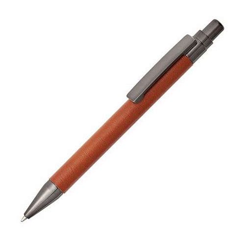 ボディに合皮を使用した手にしっとりとなじむ上質な質感のボールペンです。芯:0.7mm。インク:黒。メーカー品番:P3845内容物:本体(約φ10×140mm)×1素材:PU・鉄・ABS・アルミニウム合金生産国:中国パッケージ形態:化粧箱箱サイズ:約30×160×19mm箱入重量:約34g【代引きについて】こちらの商品は、代引きでの出荷は受け付けておりません。【送料について】北海道、沖縄、離島は送料を頂きます。