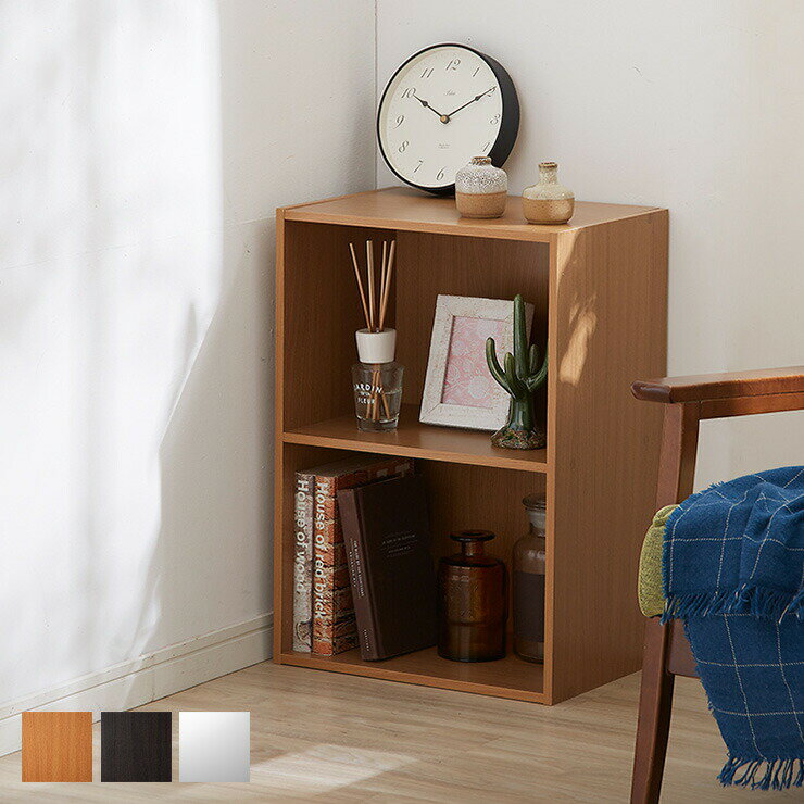 すぐに片づく、サッと整う。収納家具の定番カラーボックス2段どんなお部屋にもなじむシンプルなデザイン！使いやすさにこだわった定番のカラーボックスです。自由に組み合わせて、理想の収納空間をつくれます。便利なインナーボックス対応！内寸は約幅39×奥行27.5×高さ27.5cm。一般的なインナーボックスがすっきり収まるサイズです。細かな小物や生活雑貨を目隠し収納でき、お部屋をすっきり見せられます。たっぷり入る収納力！リビングや寝室、子ども部屋などで散らかりがちな小物や日用品をまとめて収納。必要なものをサッと取り出せて、整理整頓もラクラクです。縦置きも、横置きもOK！棚板をしっかり固定する構造で、縦置き・横置きのどちらにも対応。横置き時はA4サイズのファイルや雑誌の収納にも便利です。天板も有効活用！お気に入りの雑貨や観葉植物を飾るディスプレイスペースとしてはもちろん、毎日使う小物の置き場所としても活躍します。組み合わせ自在！複数台を並べたり積み重ねたりすることで、収納量やレイアウトの幅がさらに広がります。お部屋や用途に合わせて自由にアレンジできます。■商品サイズ幅41.8×奥行29×高さ59.8cm■素材プリント紙化粧パーティクルボード■重量約6.7kg■生産国マレーシア【商品変更日】2026年6月15日【変更箇所】工場移管に伴い、素材(シート・部品等)、カラー展開を変更しました。【特長】カラーボックス、ストレージボックス、おしゃれ、ホテル、高層マンション、高層ビル、タワーマンション、事務所、レストラン、おすすめ、ホテル、民泊、在宅ワーク、テレワーク、オフィス、コワーキングスペース、戸建て、一軒家、新築、ビジネスホテル、リゾートホテル、賃貸、住宅、団地、都心、モダン、クラシック、ナチュラル、和室、寝室、子供部屋、社宅、寮、社員寮、一人暮らし、かわいい、かっこいい、プライベート、プライバシー、安心、安全、高品質、自宅、別荘、ペントハウス、プレゼント、ギフト、新生活、上京、スマート、シンプル【送料について】北海道、沖縄、離島は送料を頂きます。カラーボックス2段/固定棚/高さ60cm/単品3段/固定棚/高さ89cm/単品2段/固定棚/高さ60cm/2個セット3段/固定棚/高さ89cm/2個セット2段/可動棚/高さ60cm/単品3段/可動棚/高さ89cm/単品2段/可動棚/高さ60cm/2個セット3段/可動棚/高さ89cm/2個セット3段/固定棚/高さ102cm/単品おすすめ収納シリーズキューブボックスはこちらカラーボックスはこちらフリーボックスはこちらスライド書棚はこちらスリム本棚はこちらディスプレイラックはこちらルーター収納はこちら