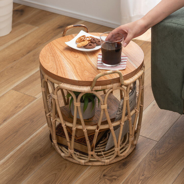 ■商品サイズ幅43×奥行43×高さ42cm■素材天然木(ミンディ)、ラタン、ラッカー塗装■生産国インドネシア■特徴●取り外し可能な天板が付いた、収納ができるラウンドテーブル●取り外し可能な天板天板は取り外す事が出来るので、収納バスケットとし...