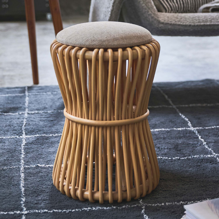 ■商品サイズW30×D30×H40■素材ラタン ポリプロピレン ポリエステル ラッカー塗装■生産国インドネシア■特徴天然ラタンを使用した、新しいシリーズが登場しました。鼓（つづみ）のようなフォルムが可愛いラウンドスツール、湾曲した広めの座面...