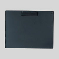 横404×縦315mm厚：24mm(ボード厚2mm)綴じ枚数：110枚ペンホルダー付。【本体サイズ】W404×D315×H24mm【使用紙サイズ】364×257mm(B4サイズ・ヨコ型)【材質】再生ABS【内容】サイドストッパー付、1センチ目盛り付、ペンホルダー付【生産国】日本【送料について】北海道、沖縄、離島は送料を頂きます。