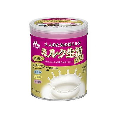 商品概要メーカー：森永乳業商品名：【軽】大人のための粉ミルクミルク生活プラス（300g）区分：食品内容量：300g商品概要：高たんぱく、高カルシウムの「大人のための粉ミルク」です。JANコード：4902720133135商品コード：014107725商品の特徴・大人に必要な栄養素をバランスよく摂取でき、大人におすすめしたい当社独自の機能性素材も摂取できる大人のための粉ミルクです。・当社独自の機能性素材である「ラクトフェリン」を20mg、「ビフィズス菌BB536」を20億個、「シールド乳酸菌」を100億個配合しております。・カルシウム、鉄が豊富に含まれています。また中鎖脂肪酸を配合しております。・11種類のビタミン、7種類のミネラル、食物繊維、葉酸、DHA、オリゴ糖をバランスよく配合しております。・牛乳が苦手な方でも飲みやすい、さっぱりとした味わいで、ほのかな甘みがございます。・1回分でカルシウムが220mg（ミルク生活の1．5倍）、たんぱく質3．5g（ミルク生活の1．7倍）を摂取できます。原材料／成分／素材／材質デキストリン、乳糖、乳たんぱく質、調整脂肪、三温糖、中鎖脂肪酸含有粉末油脂、カゼイン、難消化性デキストリン、ガラクトオリゴ糖液糖、ラクチュロース、ビフィズス菌末、精製魚油、殺菌乳酸菌粉末、カゼイン消化物、乾燥酵母/炭酸Ca、クエン酸Na、リン酸K、塩化Mg、クエン酸、加工でん粉、塩化K、レシチン（大豆由来）、リン酸Ca、炭酸K、V.C、ラクトフェリン、塩化Ca、香料、ピロリン酸鉄、V.E、ナイアシン、パントテン酸Ca、V.B6、V.A、V.B2、V.B1、葉酸、マリーゴールド色素、V.D、V.B12栄養成分1食分20g当たり（森永乳業調べ）：熱量89kcal、たんぱく質3.5g、脂質3.6g、炭水化物11.2g[糖質10.6g、食物繊維0.60g]、食塩相当量0.13g、ビタミンA130μg、ビタミンB10.17mg、ビタミンB20.18mg、ビタミンB60.20mg、ビタミンB120.30μg、ビタミンC12.5mg、ビタミンD1.0μg、ビタミンE1.5mg、カルシウム220mg、リン56mg、カリウム124mg、マグネシウム16mg、鉄1.5mg、亜鉛0.6mg、ナイアシン1.6mg、葉酸33μg、パントテン酸1.1mg、リノール酸450mg、α-リノレン酸45mg、DHA10mg、中鎖脂肪酸1.0g、ルテイン20μg、ラクトフェリン20mg、ラクチュロース90mg、ガラクトオリゴ糖90mg、［含有成分］ビフィズス菌BB536（生菌）：20億個、シールド乳酸菌R（殺菌）：100億個配合アレルギー表示乳成分・大豆賞味期限／使用期限（製造から）540日使用方法／召し上がり方1回当たり本品20gを約100mlの水に入れてよくかき混ぜてお召しあがりください。（ビフィズス菌は熱に弱いため、お湯に溶かす場合や加熱する場合は、40℃までのご利用をおすすめいたします。）保存方法常温発売元／製造元／輸入元森永乳業※予告なくパッケージリニューアルをされる場合がございますがご了承ください。※パッケージ変更に伴うご返品はお受け致しかねます。※メーカーの都合により予告なくパッケージ、仕様等が変更となる場合がございます。※当店はJANコードにて管理を行っている為、それに伴う返品、交換等はお受けしておりませんので事前にご了承の上お買い求めください。【送料について】北海道、沖縄、離島は送料を頂きます。