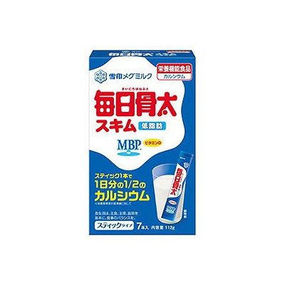 商品概要メーカー：雪印メグミルク商品名：【軽】毎日骨太スキムスティックタイプ（16g×7本）区分：食品内容量：16g×7本商品概要：【栄養機能食品（カルシウム）】コップ2杯で一日分のカルシウムカルシウムをたっぷり摂りたい人にJANコード：4903050505111商品コード：012407847商品の特徴●スティック1本（コップ1杯分）で1日分の1／2のカルシウムが摂取できます。●MBPを配合しています。（1本当たり12．5mg）●使い勝手のよいスティックタイプです。原材料／成分／素材／材質脱脂粉乳、ホエイパウダー（乳製品）、ミルクカルシウム、デキストリン、砂糖、乳タンパク質、香料、ビタミンD栄養成分16gあたりエネルギー：56kcal、たんぱく質：3．9g、脂質：0．2g、炭水化物：9．6g、ナトリウム：67mg（食塩相当量：0．17g）、カルシウム：350mg、ビタミンD：1．5μg、MBP：12．5mg賞味期限／使用期限（製造から）1年使用方法／召し上がり方スティック1本（16g）を約140mLのお湯（50−60度）又は水で溶かしてお飲み下さい。保存方法高温多湿を避け、常温で保存してください。使用上の注意・1日あたりスティック1本を目安にお使い下さい。・本品は多量摂取により疾病が治癒したりより健康が増進するものではありません。1日の摂取目安量を守って下さい。・本品は、特定保健用食品と異なり、厚生労働大臣による個別審査を受けたものではありません。発売元／製造元／輸入元雪印メグミルク※予告なくパッケージリニューアルをされる場合がございますがご了承ください。※パッケージ変更に伴うご返品はお受け致しかねます。※メーカーの都合により予告なくパッケージ、仕様等が変更となる場合がございます。※当店はJANコードにて管理を行っている為、それに伴う返品、交換等はお受けしておりませんので事前にご了承の上お買い求めください。【送料について】北海道、沖縄、離島は送料を頂きます。