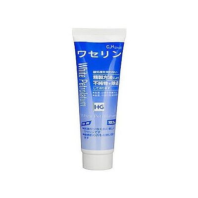 商品概要メーカー：大洋製薬商品名：ワセリンHGチューブ（100g）区分：化粧品内容量：100g商品概要：刺激が少なく肌に負担をかけにくいワセリンJANコード：4975175023726商品コード：076706314商品の特徴刺激が少なく肌に負担をかけにくいワセリンです。酸処理を伴わない精製方法により不純物を除去しております。敏感肌の方もお使い頂けます。原材料／成分／素材／材質本品1g中白色ワセリン1g賞味期限／使用期限（製造から）5年1か月保存方法・小児の手の届かないところに保管してください。・直射日光を避け、なるべく湿気の少ない涼しいところに密栓して保管してください。使用上の注意・定められた使用方法を守って正しく使用してください。・外用にのみ使用し、内服しないでください。・小児に使用させる場合には、特に注意し、保護者の指導監督のもとに使用させてください。・ご使用の際、肌に異常を感じたら、直ちに使用を中止し、医師、薬剤師にご相談ください。・10度以下になると固くなりますが、品質は変わりません。・誤用をさけ、品質を保持するために、他の容器に入れかえないでください。発売元／製造元／輸入元大洋製薬※予告なくパッケージリニューアルをされる場合がございますがご了承ください。※パッケージ変更に伴うご返品はお受け致しかねます。※メーカーの都合により予告なくパッケージ、仕様等が変更となる場合がございます。※当店はJANコードにて管理を行っている為、それに伴う返品、交換等はお受けしておりませんので事前にご了承の上お買い求めください。【送料について】北海道、沖縄、離島は送料を頂きます。