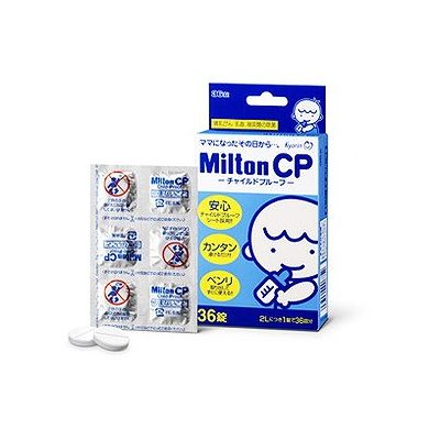 商品概要メーカー：キョーリン商品名：Milton（ミルトン）CP（チャイルドプルーフ）（36錠入）区分：日用雑貨内容量：36錠商品概要：●ママが少しでも安心してお使いいただけるように、小さなお子様の誤飲事故を防止するために手で切ることのできない特殊なシートを採用しました。●水2リットルに対し1錠を溶かすだけ。漬けておくだけで簡単に衛生管理ができます。●溶液から取り出した後は、水ですすがなくてもすぐに使えます。●煮沸消毒の様にやけどの心配もありません。また、すすがなくても調乳したミルクや麦茶の有機物と反応して身体に無害な成分に分解します。JANコード：4987060006752商品コード：121200091商品の説明○哺乳瓶・乳首、器具類を除菌する洗浄剤○溶液の調製は、水4Lに対して2錠の割合で溶かすだけのカンタン調製○交換の目安は、1日1回○哺乳びん・乳首などの赤ちゃん用品をバイ菌から守る○軽くてスマートな錠剤なので、持ち運びや保管にも最適○水2リットルに対し1錠を溶かすだけ。漬けておくだけで簡単に衛生管理○内容量：36錠入り用途哺乳びん、乳首などの除菌、器具類の除菌使用上の注意≪定められた使用法を守ること≫◆金属製の容器は用いないでください。また、哺乳びんバサミ・スプーン等の金属製品や指輪等貴金属を溶液につけることも避けてください。メラミン食器等には、本製品の使用を避けてください。◆調製後、溶液が変色した場合、その水での調整を避けてください。◆直射日光の当たらない湿気の少ない涼しい所に保管してください。◆他の容器に入れ替えないでください。（誤飲の原因になったり品質が変わる）◆衣類等につくと脱色、変色することがありますので注意してください。◆除菌する製品によっては印刷面（文字、絵）、材質などが変色・変質することがあります。保存方法◆高温になる場所や直射日光の当たる場所では使用しないでください。◆幼児の手の届く所には置かないでください。誤食の原因となります。使用方法水2L当たり1錠を溶かした液に1時間以上浸す。成分成分／1錠（1．0g）中ジクロルイソシアヌール酸ナトリウム/500mg添加物炭酸水素ナトリウム、アジピン酸、乾燥炭酸ナトリウム賞味期限／使用期限（製造から）5年メーカー名キョーリン内容量36錠商品区分日用雑貨※予告なくパッケージリニューアルをされる場合がございますがご了承ください。※パッケージ変更に伴うご返品はお受け致しかねます。※メーカーの都合により予告なくパッケージ、仕様等が変更となる場合がございます。※当店はJANコードにて管理を行っている為、それに伴う返品、交換等はお受けしておりませんので事前にご了承の上お買い求めください。【送料について】北海道、沖縄、離島は送料を頂きます。