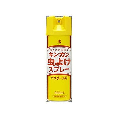 商品概要メーカー：金冠堂商品名：キンカン虫よけスプレー（200mL）区分：医薬部外品内容量：200mL商品概要：虫さされを防ぐスプレータイプの虫除けJANコード：4987062952002商品コード：102601183商品の説明『キンカン虫よけスプレー』は、キャンプ、ハイキング、山登り、ゴルフ、魚つりなどのレジャーやスポーツに、庭いじりや畑仕事の時、肌にスプレーするだけで虫さされを防ぎます。パウダー入りなので、サラサラとした使い心地が特徴です。使用前によくカンを振ってください。使用方法（1）お肌から約15cm離してスプレーしてください。（2）漫然とした使用を避け、虫が多い戸外での使用等、必要な場合にのみ使用する。（3）12才未満に使用する場合には、保護者等の指導監督のもとで、以下の回数を目安に使用すること。なお、顔には使用しないこと。6才未満の乳児には使用しないこと。六ヶ月以上2才未満は、1日1回。2才以上12歳未満は、1日1〜3回。（4）顔、首すじにぬる場合は、手のひらに一度スプレーして、手でぬってください。（5）約4〜5時間ごとにスプレーしてください。成分有効成分：ディート原液中7%その他の成分：LPG、無水エタノール、トリオレイン酸ソルビタン、POE.・ジメチコン共重合体、タルク使用上の注意（1）目や唇のまわり、傷口にはスプレーしない事。目に入ったり、飲んだり、なめたり、吸い込んだりすることがないようにし、塗布した手で目をこすらないこと。万一目や唇・傷口に入った場合には、すぐに大量の水又はぬるま湯でよく洗い流すこと。また具合が悪くなる等の症状があらわれた場合には、直ちに本剤にエタノールとディートが含まれていることを医者に告げて診療を受ける事。（2）同じ皮膚面に続けて3秒以上スプレーしない事。（3）幼児や肌の敏感な人は、上腕の内側などに少量スプレーし、翌日異常がない事を確かめてから使用する事。（4）使用中肌に発疹、かゆみ、はれ、かぶれ、刺激感等の症状が現れた場合は使用を中止し、直ちに医師の診療を受ける事。（5）衣服に直接スプレーしない事。（6）食品、食器、玩具、家具等にかからないようにする事。（7）缶が錆びてガス漏れの原因となるので、水回りや湿気の多い場所に置かない事。（8）子供の手の届かない所に保管する事。【保管および取扱い上の注意】高圧ガスを使用した可燃性の製品であり、危険な為、下記の注意を守ること。1.炎や火気の近くで使用しないこと。2.火気を使用している室内で大量に使用しないこと。3.高温にすると破裂の危険があるため、直射日光の当たるところやストーブ、ファンヒーターの近くや車の中など温度が40℃以上となる所に置かないこと。4.火の中に入れないこと。5.使い切って捨てること。高圧ガス：LPGメーカー名金冠堂内容量200mL商品区分医薬部外品※予告なくパッケージリニューアルをされる場合がございますがご了承ください。※パッケージ変更に伴うご返品はお受け致しかねます。※メーカーの都合により予告なくパッケージ、仕様等が変更となる場合がございます。※当店はJANコードにて管理を行っている為、それに伴う返品、交換等はお受けしておりませんので事前にご了承の上お買い求めください。【送料について】北海道、沖縄、離島は送料を頂きます。