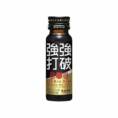 商品概要メーカー：常盤薬品工業商品名：【軽】強強打破（50mL×10本）区分：食品内容量：50mL×10本商品概要：お仕事・勉強、遊びにも！！この瞬間を頑張りたい人に！JANコード：4987156814025商品コード：016305973商品の特徴●1本でレギュラーコーヒー2．5杯分のカフェイン量！●菊花抽出物、アルギニン、高麗人参、ガラナ配合●こだわったコク深いコーヒー味で飲みやすい●50mLなので、1ショットで飲んでサッと次のアクションに移れる原材料／成分／素材／材質砂糖（国内製造）、コーヒー、黒糖蜜、ナルコユリエキス、菊花抽出物、ガラナエキス、高麗人参エキス、ハーブエキス末／酸味料、アルギニン、カラメル色素、香料、カフェイン（抽出物）、甘味料（アセスルファムK、スクラロース）栄養成分1びん（50mL）当たりエネルギー：20．4kcal、たんぱく質：1．4g、脂質：0g、炭水化物：3．7g、食塩相当量：0．0106g、カフェイン：150mg、アルギニン：500mg使用方法／召し上がり方多量の飲用はさけて、1日1本を目安にお飲みください。使用上の注意【摂取上の注意】カフェインが150mg含まれていますので、妊婦、小児、体調のすぐれない方およびカフェインに敏感な方などはさけてください。本品の摂取により、体質・体調に異常を感じた場合には、摂取を中止し、医師にご相談ください。原材料をご確認の上、食物アレルギーが心配な方は、お召し上がりにならないでください。【使用上の注意】開栓後はすぐにお飲みください。キャップの切り口でケガをしないようにご注意ください。容器が破損することがありますので、加温や冷凍、容器への衝撃をさけてください。本品はコーヒーにこだわっておりますので、コーヒーなどの成分が浮遊・沈殿したり、日数の経過により液色が変化する場合がありますが、品質には問題ありません。よく振ってからお飲みください。発売元／製造元／輸入元常盤薬品工業※予告なくパッケージリニューアルをされる場合がございますがご了承ください。※パッケージ変更に伴うご返品はお受け致しかねます。※メーカーの都合により予告なくパッケージ、仕様等が変更となる場合がございます。※当店はJANコードにて管理を行っている為、それに伴う返品、交換等はお受けしておりませんので事前にご了承の上お買い求めください。【送料について】北海道、沖縄、離島は送料を頂きます。