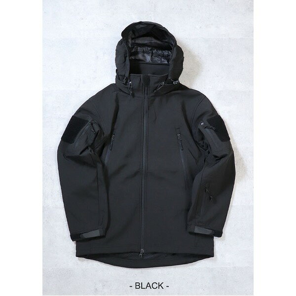 ■サイズ・色違い・関連商品■S ブラック[当ページ]■S フォリッジ■S ウッドランド■S ACU■S マルチ■S ダックハンター■M ブラック■L ブラック■XL ブラック■M フォリッジ■L フォリッジ■XL フォリッジ■M ACU■M マルチ■L マルチ■XL マルチ■M ダックハンター■L ダックハンター関連商品の検索結果一覧はこちら■商品内容アメリカ軍"SAP"ジャケットのレプリカです。ソフトな手触りの生地を使用したソフトシェルジャケットです。防風、防寒性に優れています。裏地に起毛素材を使用し体温を保ちます。衿部分にジッパー収納式のフードを搭載。脇にはジッパー式のベンチレーションシステムを搭載。ポケット内部にイヤホンジャックを通す穴があり、iPodなどの音楽プレイヤーをポケットに入れたまま使用することが可能です。背面下部に大きなポケットを配置。ポケット裏はメッシュ素材で蒸れを防ぎます。袖はベルクロ、裾はドローコードで絞ることができ、防風性も完備した作りとなっております。 ■商品スペック【商品名】　US軍防風　防寒"SAP"ジャケット【型番】　JJ161YN【材質】　ポリエステル100％　【生産国】　中国【サイズ】《Sサイズ》　着丈／約71cm　身幅／約56cm　袖丈／約60cm　肩幅／約48cm《Mサイズ》　着丈／約73cm　身幅／約58cm　袖丈／約60cm　肩幅／約49cm《Lサイズ》　着丈／約75cm　身幅／約60cm　袖丈／約62cm　肩幅／約51cm《XLサイズ》　着丈／約77cm　身幅／約62cm　袖丈／約62cm　肩幅／約52cm【スペック】　前立てジッパー　　外ポケット5個　　内ポケット1個　　袖口マジック　　フードインパーカー　　裾ドローコード【重量】　900g（M）【カラー】　ブラック・フォリッジ・ウッドランド・ACU(UCP)・マルチ・ダックハンター【特記事項】サイズ違いによる返品交換はお受け出来ません。予めご承諾下さい。洗濯機不可　ドライクリーニング　　低温アイロン　タンブラー乾燥不可【注意事項】　■送料・配送についての注意事項●本商品の出荷目安は【1 - 4営業日　※土日・祝除く】となります。●お取り寄せ商品のため、稀にご注文入れ違い等により欠品・遅延となる場合がございます。●本商品は仕入元より配送となるため、沖縄・離島への配送はできません。