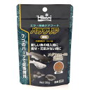 ■商品内容【ご注意事項】この商品は下記内容×3セットでお届けします。メダカ、小型熱帯魚、金魚などの各種幼魚に。新しい魚の導入時や痩せ・元気がない時に。 ・7つのハーブの相互作用で、エラの中からヒレ先に至るまで、体表全体の健康を維持する配合飼料です。 ・摂餌量が多いほど早く強い効果が見られます。また、性能は摂餌開始直後から徐々に発揮され始めます。 ・メダカの幼魚〜成魚、小型熱帯魚、金魚の幼魚などに与えられ、特にメダカの成長や産卵・繁殖に配慮して栄養価を高めました。 ・生きた善玉菌、「ひかり菌」が魚の腸内で活性化して健康維持をサポート。排泄物の分解を促進し飼育水の汚れを抑えます。 (※7つのハーブ・・・オレガノ、ガーリック、シナモン、ジンジャー、タイム、レッドペッパー、ローズマリー)■商品スペック■原材料 フィッシュミール、イカミール、オキアミミール、卵黄粉末、でんぷん類、ハーブ(オレガノ、ガーリック、シナモン、ジンジャー、タイム、レッドペッパー、ローズマリー)、ビール酵母、グルテンミール、乳化剤、海藻粉末、魚油、アミノ酸(メチオニン)、カロチノイド、生菌剤、粘結剤(ポリアクリル酸Na)、ビタミン類(塩化コリン、E、C、イノシトール、B5、B2、A、B1、B6、B3、葉酸、 D3、ビオチン)、ミネラル類(P、Fe、Mg、Zn、Mn、Cu、I)■保証成分 たんぱく質50％以上、脂質9.0％以上、粗繊維4.0％以下、水分10％以下、灰分17％以下、りん1.0％以上■給与方法 早急な効果を得るには、本品を100％で与えてください。1日に魚体重の約2％摂餌できた場合は約3週間、1％の場合は約4週間後には十分な効果が期待できます。 予防には、他のフードとの併用が可能です。本品を1日に与えるフードの1/4以上の重量となるように継続して与えてください。 ※給餌量の目安：メダカの親10匹の体重は約7.5gです。魚体重の2％の　飼料は0.15g/日、1％は0.075g/日となります。■賞味／使用期限(未開封) 24ヶ月■賞味期限表記 1：yyyy/mm/dd■原産国または製造国 日本■ 一般分類 1：食品(総合栄養食)■保管方法 開封後は冷暗所に保存し、できるだけ早くお使いください。■諸注意 ・賞味期限表示は、未開封時のものです。開封後は冷暗所に保存し、できるだけ早くお使いください。 ・製造時期等により粒の色が変わることがありますが、品質には影響ございません。 ・人間の食品ではありません。■送料・配送についての注意事項●本商品の出荷目安は【1 - 5営業日　※土日・祝除く】となります。●お取り寄せ商品のため、稀にご注文入れ違い等により欠品・遅延となる場合がございます。●本商品は仕入元より配送となるため、沖縄・離島への配送はできません。