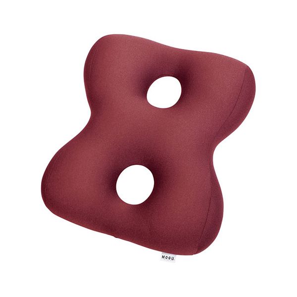 ■サイズ・色違い・関連商品■ワインレッド[当ページ]■ウッドブラウン■ネイビー■商品内容もたれるだけでS字姿勢をサポート。 左右上下の膨らみが肋骨と骨盤を支え、腰椎をまっすぐに整えます。 2つ穴が作り出すカーブとパウダービーズ(R)の流動性で体にフィット。 上体を支えるので、長時間の座り姿勢をサポートします。■商品スペック内容物 : 本体(約120×380×450mm)×1 素材 : 側地 : ポリエステル90%・PUR10%、中材 : パウダービーズ(R)(発泡ポリスチレン) 生産国 : 日本 パッケージ形態 : PP袋 箱サイズ : 約150×400×450mm 箱入重量 : 約650g■送料・配送についての注意事項●本商品の出荷目安は【4 - 6営業日　※土日・祝除く】となります。●お取り寄せ商品のため、稀にご注文入れ違い等により欠品・遅延となる場合がございます。●本商品は仕入元より配送となるため、沖縄・離島への配送はできません。[ 22624605 ]