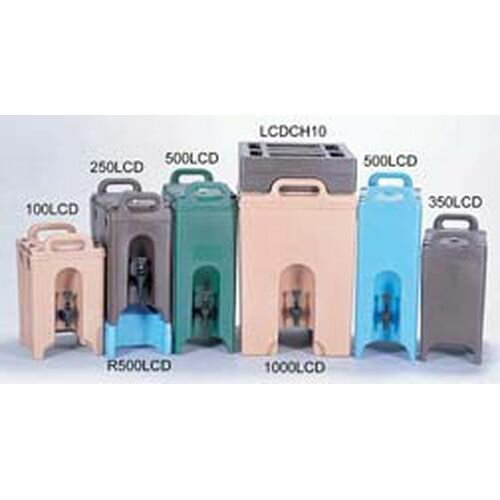 CAMO（キャンブロ） ドリンクディスペンサー 100LCD コーヒーベージュ FDL326S JANコード 0099511210992●メーカー品番:100LCD●色:コーヒーベージュ●容量(L):3.8●幅×奥行×高さ(mm):286×260×438●材質：ポリエチレン■熱い物を入れた時は、上部のベントキャップを2~3分あけて、 蒸気を出してから蓋をしてください。■電気などの熱源なしで飲み物を温かいまま、冷たいままで数 時間保存できます。■ポリエチレン製ですので、臭いもつかず味も変わりません。■二重壁と厚いポリウレタン発泡材で断熱します。■ステンレスの金具とゴムパッキンで完全密封でき、新鮮さが 維持できます。■固定積み重ね用の連結取手は、運送と収納を容易にします。■※アメリカ製【送料について】北海道、沖縄、離島は送料を頂きます。