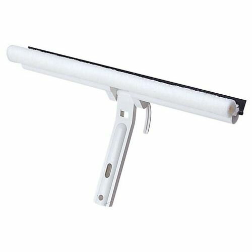 テラモト EFフレックスワイパーハンディ 36cm KWI3202 JANコード 4904771691206●幅(mm):360●材質：ヘッド:ABS樹脂左右ガイド・ストッパー:POM樹脂、スポンジ:ウレタンスポンジ、・ナイロン不織布、ゴム:合成ゴム■材質:ABS樹脂、ウレタンスポンジ、合成ゴム■スポンジ付きでシャンプーの役目をしながらゴムの 角度が常に最適に保つので、水切り効果を最高に仕上 げます。【送料について】北海道、沖縄、離島は送料を頂きます。