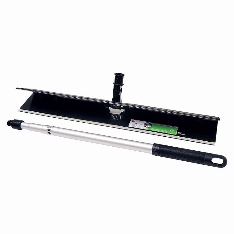 ●セット内容:イージーフリップホルダー×1個伸縮ハンドル(最大1300):×1本●3段伸縮自在式ですので、作業内容に応じて長さの調整が可能です。●先端が上下に開閉するクリップ構造になっており、クロスを挟んで固定します。●作業中にクロスを簡単にひっくり返すことができるので、クロス両面を効率的にご使用できます。粘着剤付クロスが「静か」で「クリーン」を実現!脱衣所や客室の床に落ちた髪の毛をクロス内に取り込み逃しません。粘着シート等ではとりづらい、隙間にからんだ髪の毛や細かいホコリも、粘着剤付きクロスがしっかりキャッチします。【代引きについて】こちらの商品は、代引きでの出荷は受け付けておりません。【送料について】北海道、沖縄、離島は送料を頂きます。