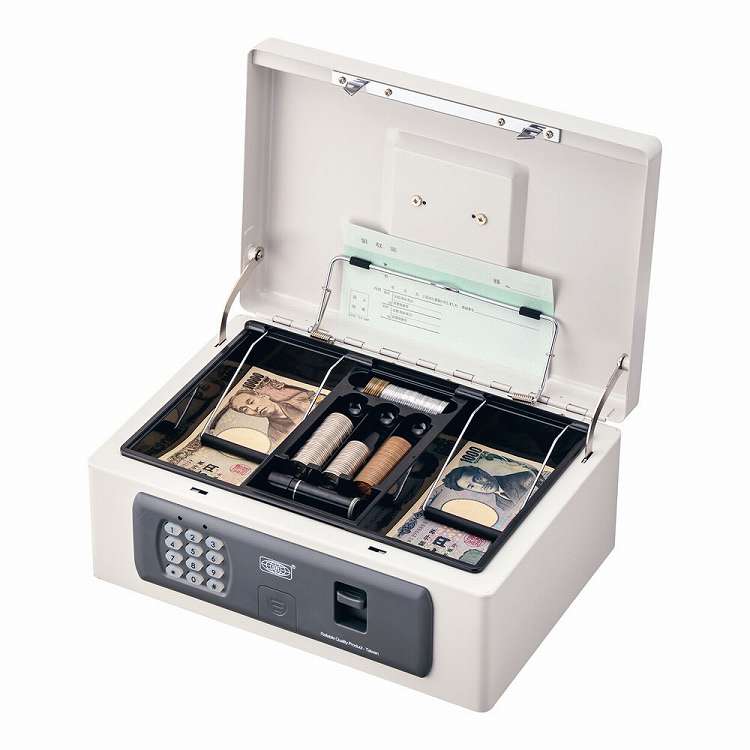 ●簡易レジとして使いやすい手提金庫。●デジタルキーパッドで、使用する方のお好きな番号に簡単設定が可能。●貨幣の整理に便利なトレー付き。●店舗やご自宅での使用に適したコンパクト設計。 ●暗証番号は1〜8桁で可能。【代引きについて】こちらの商品は、代引きでの出荷は受け付けておりません。【送料について】北海道、沖縄、離島は送料を頂きます。