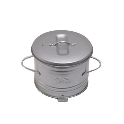 【商品説明】●BBQコンロの上にのせて手軽に簡単に風味豊かな燻製がつくれます。●チップ皿やスモークチップがセットになっているので、パッケージのレシピを見ながら、初めての方でもこのセットだけですぐに燻製づくりが始められます。●別売りの『缶ストーブ』と組み合わせれば、もっと手軽に。 ●燻製づくりが初めての方にはわかりやすく、リピーターの方にも納得のできあがり。●タブの「ちょっと出っぱった」日本製コンパクトスモーカー。 ●寸法：直径Φ196×高さ175mm ●材質；本体：アルミメッキ銅版 ●網：スチール(メッキ) ●生産国：日本製※メーカーの都合によりパッケージ、内容等が変更される場合がございます。当店はメーカーコード（JANコード）で管理をしている為それに伴う返品、返金等の対応は受け付けておりませんのでご了承の上お買い求めください。【代引きについて】こちらの商品は、代引きでの出荷は受け付けておりません。【送料について】北海道、沖縄、離島は送料を頂きます。
