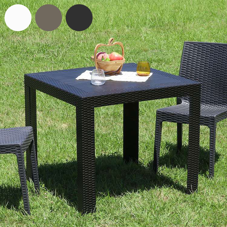 ■商品サイズ幅80×奥行80×高さ72cm■素材構造部材:ポリプロピレン■生産国イタリア■特徴あっという間におしゃれ空間を創るガーデンテーブルシンプルなデザインなので、どこに置いても馴染んでおしゃれな空間が広がります。お庭はもちろんベランダやバルコニー、などでも活躍します。表面は編み込みのようなラタン調デザインが施してあり、リゾートを訪れたような気分を味わえます。ポリプロピレン製で汚れが付きにくく、また落としやすいのでお手入れが簡単です。雨や汚れに強いので、ガーデンやアウトドアにお使いいただけます。テーブル中央に直径40mmのパラソル用の穴が空いており、取り付けが可能です。使わない時はキャップをつけることができるのでとても便利◎80×80cmとコンパクトサイズなので、邪魔になりません。重量は6kgと軽量設計なので持ち運びも簡単。組み立ては脚を付けるだけで、ネジや工具は不要です!■備考組立品【代引きについて】こちらの商品は、代引きでの出荷は受け付けておりません。【送料について】北海道、沖縄、離島は送料を頂きます。LINK1ロール2ロール