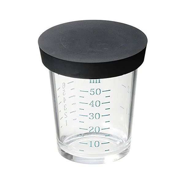 貝印 セレクト100 フタ付き計量カップ50ml DH3128JANコード：4901601204988【商品詳細】●透明色・濃い色など全調味料が見やすい目盛りの計量カップ ●一時置きや重ね置きに便利なフタ付き ≪スペック≫■サイズ:6.1×5.9×5.9cm ■容量：50ml■素材・材質本体：飽和ポリエステル樹脂(耐熱温度100度 耐冷温度-30度)、 ふた：シリコーンゴム(耐熱温度200度 耐冷温度-30度) ■生産国:中国 【送料について】北海道、沖縄、離島は送料を頂きます。