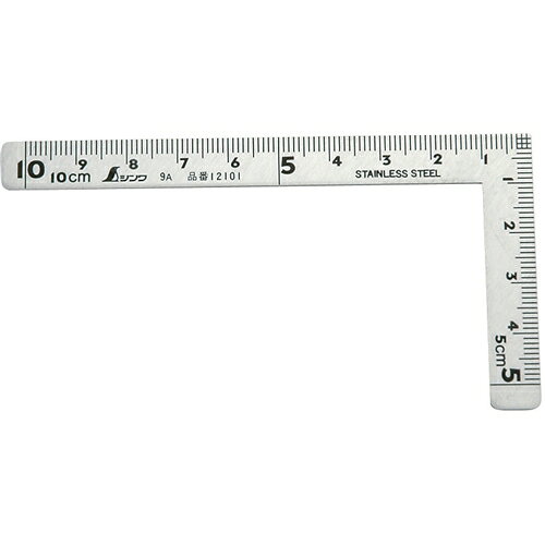 【用途】直角の確認やケガキ作業に使用します。【機能・特徴】表面：長枝10cm・短枝5cm。裏面：長枝10cm・裏面5cm。小型で携帯に便利です。【仕様】●精度：直角度100mmで±0.1mmを超えない。●長さの許容差　全長±0.2mm。【材質】●ステンレス。【商品サイズ】奥行105×幅55×高さ1.2mm　重量14g【注意事項・その他】用途以外使用しないでください。大工道具：測定具：曲尺 シンワ：超小型曲尺‐三寸法師10×5：12101 ■商品コード：4960910121010■JANコード：4960910121010■ブランド名：シンワ■商品名：超小型曲尺　三寸法師10×5■規格：12101 【商品サイズ】奥行105×幅55×高さ1.2mm　重量14g 【用途】直角の確認やケガキ作業に使用します。【機能・特徴】表面：長枝10cm・短枝5cm。裏面：長枝10cm・裏面5cm。小型で携帯に便利です。【仕様】●精度：直角度100mmで±0.1mmを超えない。●長さの許容差　全長±0.2mm。【材質】●ステンレス。 【注意事項・その他】用途以外使用しないでください。 　