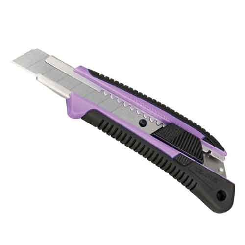 【商品詳細】【用途】厚物切断用カッター。【機能・特徴】オートロック式（ロック力25キロ）です。しっかり握れて滑りにくいエラストマー樹脂グリップを採用しています。頑丈な0.8mm厚ブレードホルダーを採用しています。濡れた手や軍手でも滑りにくく、確かなパワーが得られます。他色有ります。【仕様】●替刃タイプ：L型替刃（0.5mm厚×18mm幅）。●オートロック式。●色：バイオレット。【材質】●刃：SK120。●グリップ：エラストマー樹脂。【注意事項ほか】●刃物ですので取り扱いにご注意下さい。使用後の折れ刃は、適切な処理をして下さい。【商品サイズ】幅45×高さ155×奥行21mm　重量84g【送料について】北海道、沖縄、離島は送料を頂きます。