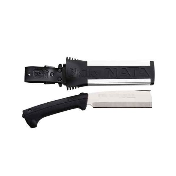 【商品特長】【用途】生木の枝打・剪定用ナタ。【機能・特徴】ブレード全体に特殊合金鋼を使い、永切れと強い衝撃に耐えるように、一体構造の刃全体に硬い焼入れを施しています。ゴムグリップにより、衝撃を60%以上カットし、手が痛くならない、そして手袋はいても滑ることがないです。【仕様】●刃長：150mm。●刃厚：5.7mm。●収納時サイズ：385×120×45mm。●使用時サイズ：335×100×25mm。●重量：720g。●ゴムハンドル。【材質】●合金鋼。【商品サイズ】幅120×高さ385×奥行45mm　重量720g【注意事項ほか】●刃物につき取り扱いには十分ご注意ください。●替刃は純正製品を使用してください。■商品コード:4903585557159■JANコード:4903585557159■ブランド名:シルキー■商品名:ナタ 片刃 本体■規格:150MM 557-15【送料について】北海道、沖縄、離島は送料を頂きます。