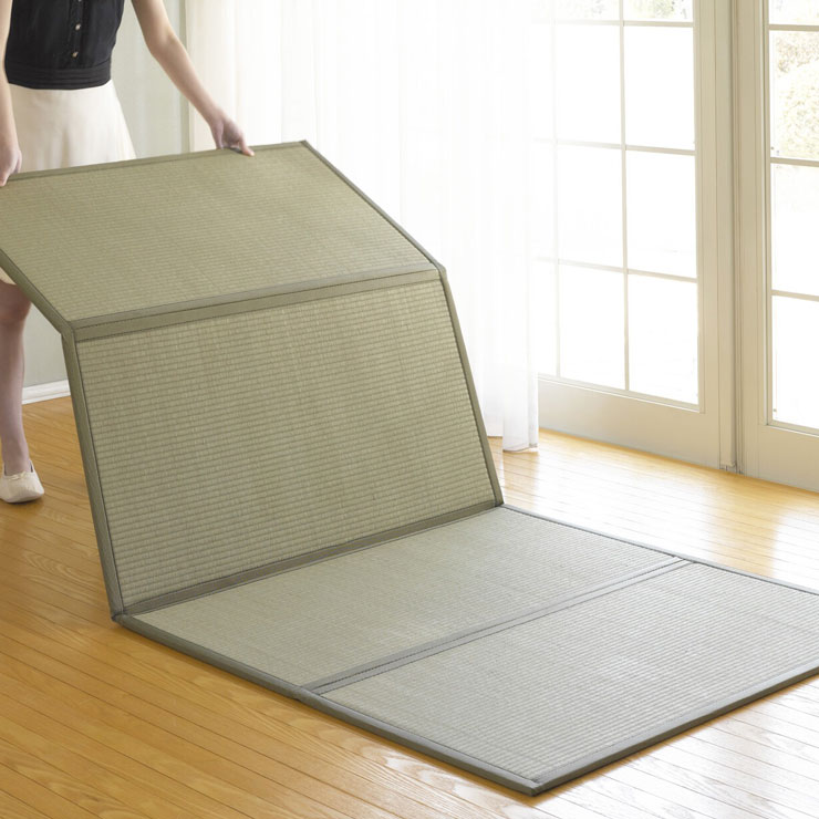 ■サイズ：(約)幅100×奥行210×厚み1.3cm■重さ：(約)4.6kg■素材/表地：い草100%、中材：フェルト、裏地：不織布・エンボススリップ■中国製【特徴】●ラグに、マットにフローリングのお布団の下に簡単に敷けるい草マット。●い草...