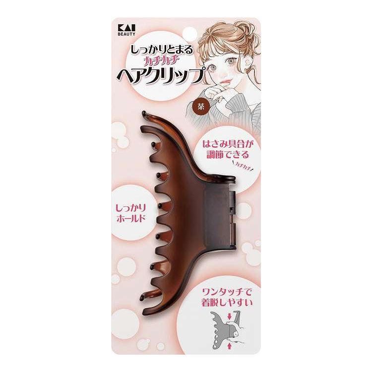 【商品詳細】製品の蝶番部分が噛み合う構造で、カチカチと音をたてながら閉じるヘアクリップです。閉じるときには、はさみ具合が調節でき、中央部分を上下に押すとワンタッチで開きます。マットな黒・茶の2アイテム展開。成分:ABS樹脂商品区分:日用雑貨品、他メーカー名:貝印生産国・加工国:台湾内容量:1個【代引きについて】こちらの商品は、代引きでの出荷は受け付けておりません。【送料について】北海道、沖縄、離島は送料を頂きます。