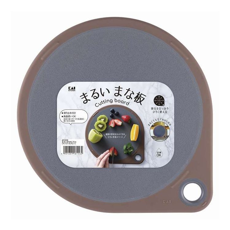 【商品詳細】ひろい作業スペースが魅力の円形状のまな板。複数の食材の下ごしらえも、まな板上で行うことができ、洗い物も軽減できます。裏表で違うタイプの表面加工を施すことで食材の使い分けの目印になります。成分:本体：ポリプロピレン（耐熱温度100℃）縁部：熱可塑性エラストマー（耐熱温度100℃）商品区分:日用雑貨品、他メーカー名:貝印生産国・加工国:台湾内容量:1個【代引きについて】こちらの商品は、代引きでの出荷は受け付けておりません。【送料について】北海道、沖縄、離島は送料を頂きます。