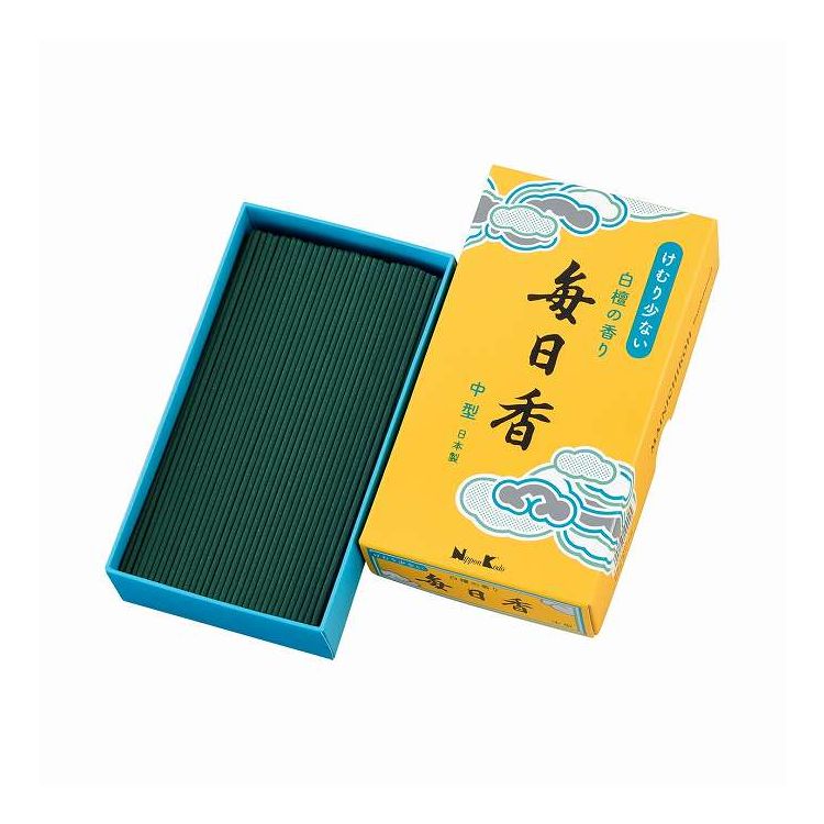 【商品詳細】いにしえより聖なる木とされる天然白檀を厳選し、数種の生薬を調合した毎日香秘伝の、自然で奥深い香りはそのままに、現代の生活に馴染む甘さと透明感をプラス。洗練された清らかな毎日を願う、けむりの少ない毎日香です。メーカー名:日本香堂生...
