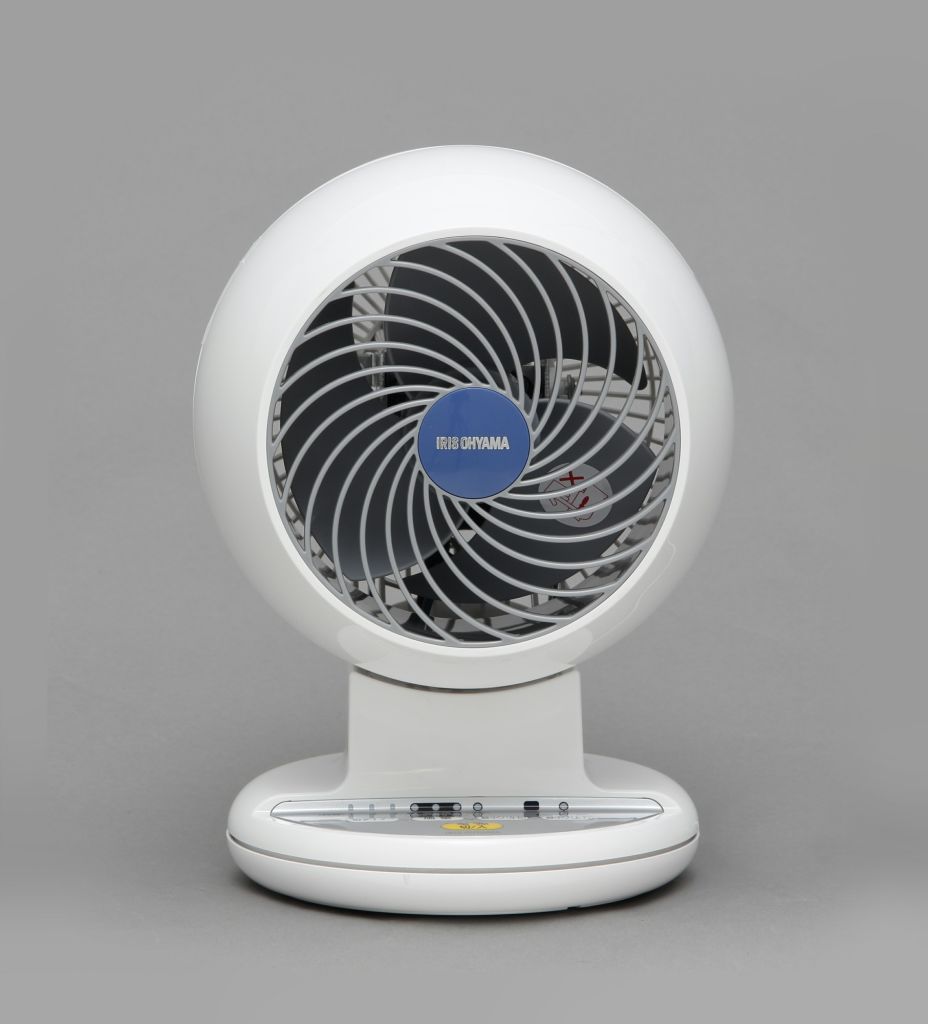 生活家電.サーキュレーター 〜8畳 上下左右首振りタイプ Iシリーズ ホワイト商品説明コンパクトなのにパワフル送風の強力コンパクトサーキュレーターです。静音モード搭載で35dB以下の静かなサーキュレーターです。直線的なパワフル送風で室内の空気を循環させ、夏は冷房、冬は暖房効率を上げ一年中使えます。温度設定を抑えられるので消費電力が少なく省エネにつながります。簡単操作のリモコン付です。本体パネルでも操作できます。自動で上下左右に首を振る首振り機能付きです。リズムモード(風量3段階)で強さを変化させて自然に近い風を再現します。ボタン一つでお部屋の空気をかくはんし、温度むらを少なくする強制かくはん機能付きです。(強制かくはんモードとは、5分間風量強で上下左右に首ふりをし部屋の空気をかくはんし部屋の温度むらをすくなくするモードです。)3段階の風量調整ができます。就寝時も安心、切タイマー付で自動で止まります。(切タイマー:1/2/4時間)事故・ケガ防止のため羽根に指が届きにくい安全設計です。室内の空気の循環以外に、洗濯物の乾燥、部屋の換気、隣室への空気の送り込みなどに使うこともできます。【送料について】北海道、沖縄、離島は送料を頂きます。【代引きについて】こちらの商品は、代引きでの出荷は受け付けておりません。