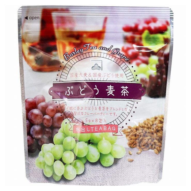 【発売元:カネ松製茶】国産大豆&国産ぶどう使用!芳醇に香るぶどうと麦茶をブレンドした贅沢なフレーバーティーです。個装サイズ:140X160X50mm個装重量:約49g内容量:40g(5g×8包)ケースサイズ:27X35X40cmケース重量:約3.3kg製造国:日本【名称】ぶどう入り麦茶(ティーバッグ)【原材料】大麦、ぶどう、香料【保存方法】高温多湿を避け、移り香にご注意ください。【おいしい召し上がり方】★冷水ポットで(1)ポットに水1Lとティーバッグ1〜2個を入れます。(2)お箸等でよくかき混ぜます。(3)冷蔵庫に約1〜2時間冷やし、氷の入ったグラスに注ぎお召し上がりください。★急須で(1)水とティーバッグ1個を急須に入れ4〜5分待ちます。(2)水がこぼれないように急須を少し揺らします。(3)氷の入ったグラスに注ぎお召し上がりください。※風味が変わらぬうちになるべく早めにお召上がりください。【注意】・お茶は鮮度が大切です。開封後はお早めにお飲みください。賞味期限：パッケージに記載※メーカーの都合によりパッケージ、内容等が変更される場合がございます。当店はメーカーコード（JANコード）で管理をしている為それに伴う返品、返金等の対応は受け付けておりませんのでご了承の上お買い求めください。【送料について】北海道、沖縄、離島は送料を頂きます。【発売元:カネ松製茶】国産大豆&国産ぶどう使用!芳醇に香るぶどうと麦茶をブレンドした贅沢なフレーバーティーです。個装サイズ:140X160X50mm個装重量:約49g内容量:40g(5g×8包)ケースサイズ:27X35X40cmケース重量:約3.3kg製造国:日本【名称】ぶどう入り麦茶(ティーバッグ)【原材料】大麦、ぶどう、香料【保存方法】高温多湿を避け、移り香にご注意ください。【おいしい召し上がり方】★冷水ポットで(1)ポットに水1Lとティーバッグ1〜2個を入れます。(2)お箸等でよくかき混ぜます。(3)冷蔵庫に約1〜2時間冷やし、氷の入ったグラスに注ぎお召し上がりください。★急須で(1)水とティーバッグ1個を急須に入れ4〜5分待ちます。(2)水がこぼれないように急須を少し揺らします。(3)氷の入ったグラスに注ぎお召し上がりください。※風味が変わらぬうちになるべく早めにお召上がりください。【注意】・お茶は鮮度が大切です。開封後はお早めにお飲みください。賞味期限：パッケージに記載