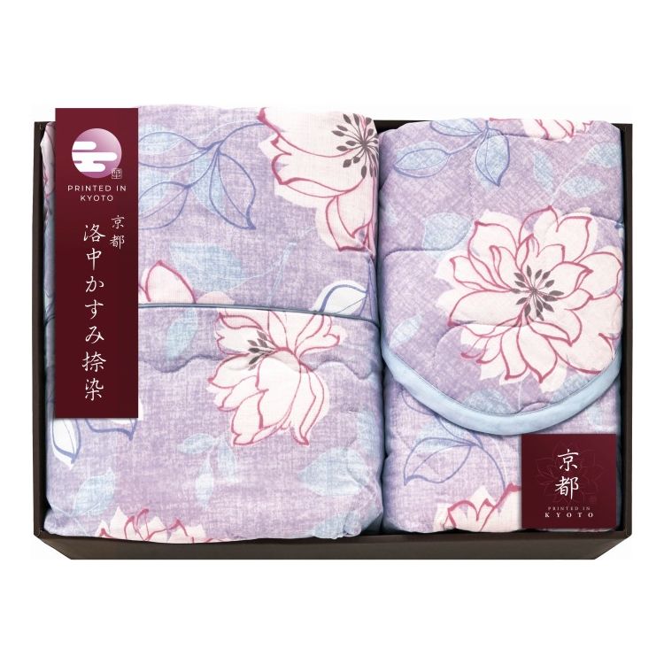 「日本の美」が受け継がれる古都・京都に残る捺染工場で染め上げました。グランドやリーフの濃淡部分は、版の彫りの深さを変える「段彫り」によって表現。「かすみ」のようなぼかしで、優美な花柄を一層やわらかな印象に仕上げています。【セット内容】肌布団...