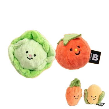 【商品説明】ふわふわの綿が入った、可愛いボールのお友達です★ピーピー音、カシャカシャ音、ノーズワークまで！色んな楽しみ方ができます♪セット内容トウモロコシ×ニンジン【サイズ】トウモロコシ縦：約6cm、横：約6cmニンジン縦：約10cm、横：約5.5cm【素　材】ポリエステル、他トマト＆キャベツ【サイズ】トマト縦：約5.5cm、横：約5.5cmキャベツ縦：約8cm、横：約8cm【素　材】ポリエステル、他【送料について】北海道、沖縄、離島は送料を頂きます。BITE ME おもちゃ海のお友だちおもちゃランラン ラトルトイフルーツのお友だちスピンアンドスナック リスハグミーラッコおもちゃくつ下ロープタグおもちゃフロッピーフレンズ マルチパック野菜畑ボールおもちゃクランチキャンディボールベーキングデイ ノーズワークプレイブック