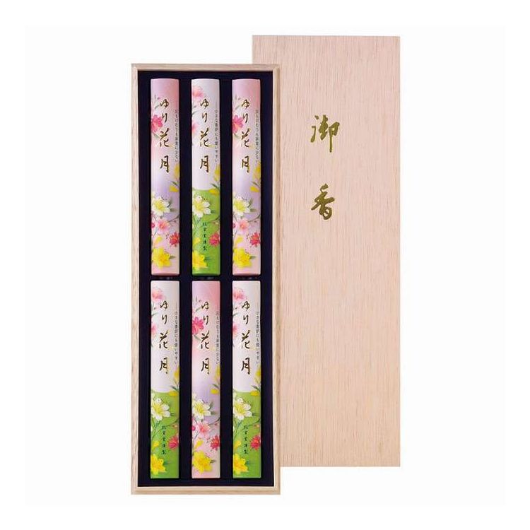青空に咲き誇るゆりの花の、気品ある甘さが特長の高級線香です。また、従来のお線香と比べ灰が散らばりにくく（特許技術）、現代的なリビング仏壇をお持ちの方でも使いやすくなっています。青空に咲き誇るゆりの花の、気品ある甘さが特長の高級線香です。また、従来のお線香と比べ灰が散らばりにくく（特許技術）、現代的なリビング仏壇をお持ちの方でも使いやすくなっています。灰の量が少ない…香炉の灰のお手入れ回数が大幅に軽減。灰が散らばりにくい…香炉周りが汚れにくい。煙の量が非常に少ない…締め切ったお部屋で使用されても気にならない。現代の住宅事情・ご仏壇事情に配慮し、煙を非常におさえたことに加え、燃焼後の灰が少なく散らばりにくいので、小さな香炉でも便利にご使用いただけます。日本製【セット内容】セット内容/線香（ゆり花月）（約17g）×6サイズ：-重量/容量：-箱サイズ：35.5×13×4.1cm材質：-【代引きについて】こちらの商品は、代引きでの出荷は受け付けておりません。【送料について】北海道、沖縄、離島は送料を頂きます。