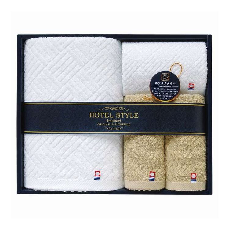 高級ホテルで使われるイメージでホテルタイプのタオルを作りました。しっかりとした織の使い勝ってのいいタオルは、お風呂上りやヘアードライに最適なものとなっています。また、上げ落ちによるジャガード織でシンプルで洗練されたイメージの仕上がりとなっています。白とゴールドとの組み合わせもベーシックでどんなシーンでも落ち着いた雰囲気を醸し出しています。スタイリッシュな贈り物としてお使いいただけます。日本製【セット内容】セット内容/フェイスタオル（33×72cm）×2、バスタオル（60×110cm）・ハンドタオル（33×33cm）×各1サイズ：-重量/容量：-箱サイズ：30.5×36.8×6cm材質：綿100%【代引きについて】こちらの商品は、代引きでの出荷は受け付けておりません。【送料について】北海道、沖縄、離島は送料を頂きます。