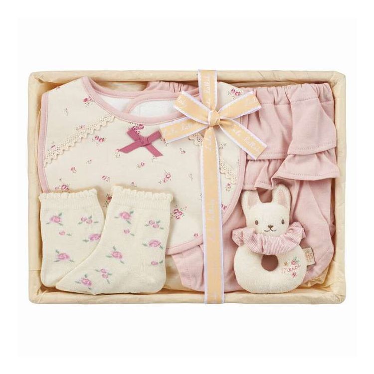 日本製【セット内容】レーススタイ・フリルパンツ・ソックス（11〜13cm）・リングガラガラウサギ・シュシュ（ストライプ柄）・竹籠（23.5×31.5×8cm）×各1サイズ：-重量/容量：0.2kg箱サイズ：-材質：レーススタイ:（表）綿100%、（裏）ポリウレタンフィルムコーティング加工、フリルパンツ・シュシュ:綿100%、ソックス:綿・アクリル・ポリエステル・ナイロン・ポリウレタン、ガラガラ:綿100%、（中綿）ポリエステル100%※化粧箱に入っていないため、のし紙・包装は出来ません。【代引きについて】こちらの商品は、代引きでの出荷は受け付けておりません。【送料について】北海道、沖縄、離島は送料を頂きます。