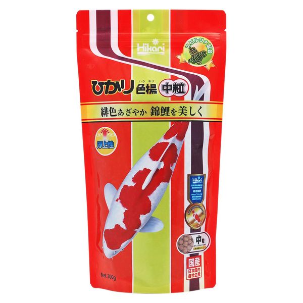 【商品詳細】錦鯉の緋色を鮮やかにするスピルリナ配合、錦鯉の白地を美しく保ちながら色揚効果を発揮する完全栄養食です。【原材料】小麦粉、大豆ミール、フィッシュミール、米ぬか、グルテンミール、スピルリナ、ビール酵母、ガーリック、海藻粉末、オキアミミール、ビタミン類(塩化コリン、E、C、B5、B2、A、B1、B6、B3、葉酸、D3、ビオチン)、ミネラル類(P、食塩、Fe、Mg、Zn、Mn、Cu、I)、食用色素(赤3、黄4)【保証成分】粗蛋白質35％以上粗脂肪3.0％以上粗繊維5.0％以下粗灰分13％以下リン1.0％以上水分10％以下【給与方法】1日に2〜4回、5分ぐらいで食べ終わる量を毎日与える。特に夏場は錦鯉が成長し、地肌も伸び広がり緋色が薄らぐため、「ひかり色揚」がおすすめ。【賞味期限】3年【商品サイズ】高さ280×幅150×奥行70(mm)【原産国または製造地】日本【諸注意】直射日光を避ける：高温や直射日光にさらされると、餌の劣化が早まります(ビタミンや色揚げ成分などが壊れやすくなります)。湿度の高い場所は避ける：湿度が高い場合、餌の水分量が高くなり、カビが発生しやすくなります。【送料について】北海道、沖縄、離島は送料を頂きます。