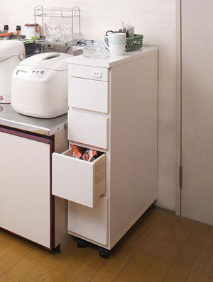 ■商品についてわずかなすき間がキッチンの収納＆作業スペースに！前面と天板はツヤがあり、水や汚れに強い材質を使用しています。前面にコンセント付き。引き出しの奥行きが深いので、収納量大です。■商品の仕様前板・天板：ポリエステル化粧繊維板（艶出し加工）その他：プリント紙化粧繊維板コンセント1口付き1500Wコードの長さは本体より90cm耐荷重量／天板：約5kg商品重量：約15kg日本製■商品サイズ本体：（約）幅20．5×奥行55×高さ85（キャスター含む）cm引き出し（上2段）：（約）幅13×奥行38×高さ10cm引き出し（3段目）：（約）幅13×奥行38×高さ14cm引き出し（下段）：（約）幅11×奥行38×高さ14cm■備考画像の色や木目模様と多少異なることがあります。■この商品について完成品（キャスター取り付け）■配送について●こちらの商品は配送日時の指定ができかねます。あらかじめご了承下さい。●北海道・沖縄・その他離島は別途お見積もりになります。●エレベーター、階段、玄関、廊下の幅や高さによっては、搬入が困難な場合もございますので事前に搬入経路をご確認お願い致します。その為別途ケースによりまして費用が発生する場合がございますのでその点は予めご了承ください。【重要】個人宅配のトラブル防止のため運送会社からは今後、お客様にお手伝いをしていただく事を禁止とし、 その際玄関が階段を使って上る・エレベーターなしの2階以上のお宅は別途、 追加料金が発生します（玄関渡しが原則です）家具の配送のトラブル防止の為、運送会社の取り決めになりましたのでご了承お願いいたします。シンク横チェスト幅20.5cm幅25.5cm幅30.5cm